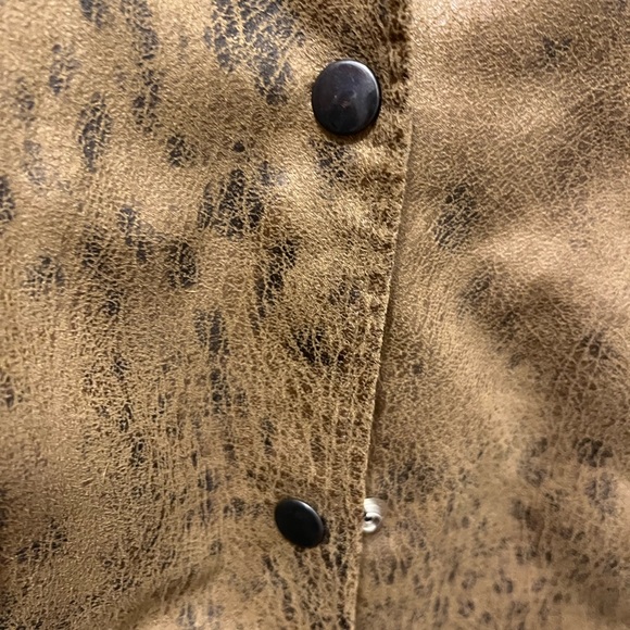 Knee length high collared animal print vest - Picture 3 of 6
